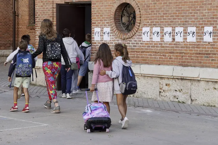 Niños entrando al colegio el primer día del curso escolar
