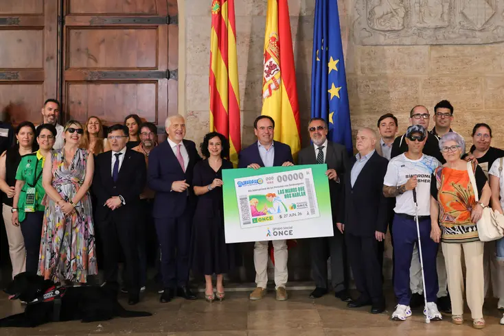 Juanfran Pérez Llorca conversa con Miguel Carballeda y miembros del Consejo Territorial de la ONCE