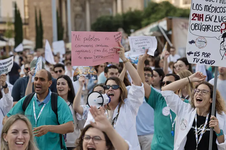 Manifestación de médicos en huelga en la Comunitat Valenciana, con pancartas en la calle