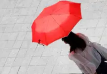 Castellón tendrá cielo poco nuboso y temperaturas con pocos cambios Mujer protegida del sol con un paraguas