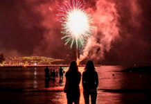 Benicàssim celebra la Noche de San Juan con música, fuegos artificiales y coca tradicional