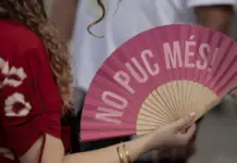 Castellón activa el aviso naranja por máximas de hasta 39 grados en el interior sur Mujer combatiendo el calor con un abanico con el lema «No puc més!»