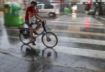 El tiempo deja posibles chubascos en el interior de Castellón Ciclista circulando bajo una tormenta de verano en València