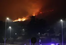Incendio forestal en la Vall d’Uixó: desalojos y carreteras cortadas Agentes de la Guardia Civil en un cruce de La Vall d'Uixò junto a un incendio forestal