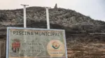 Cartel de acceso a la piscina municipal en La Vilavella, municipio desalojado por el incendio en la Vall d’Uixó.
