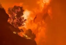La Sierra d’Espadà arde en la noche con más de 300 efectivos trabajando