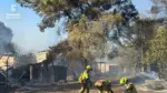 Bomberos y medios terrestres trabajan para extinguir un incendio en Peñíscola