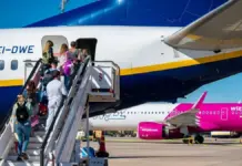 L'aeroport de Castelló marca rècord amb gairebé 50.000 passatgers al juliol Passatgers pujant a un avió a l'aeroport de Castelló.