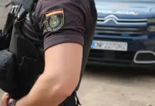 Investigan la aparición del cadáver de un hombre en el estanque del parque Ribalta de Castelló Policía en imagen de archivo, con autoridades investigando un hallazgo en un parque de Castellón.