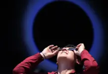 Así serán los nueve puntos oficiales para ver el eclipse solar en la Comunitat Valenciana Persona observando un eclipse solar con protección ocular