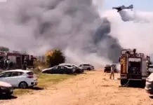 Un incendi a Peníscola calcina 34 cotxes i deixa diversos heridos Bombers extingint un incendi a Peníscola; vehicles calcinados i personal de rescat