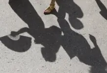 L'interior de Castelló i València arriba als 34 grados en un dilluns de fort contrast tèrmic Viandant amb ventall a València, davant del sol i la calor intensa