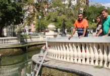 Castelló buida i neteja l'estany del parc Ribalta per renovar els 1.500 metres cúbics d'aigua