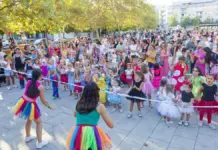 Benicàssim encara el fin de fiestas con disfraces, folklore, pólvora y un gran castillo piromusical