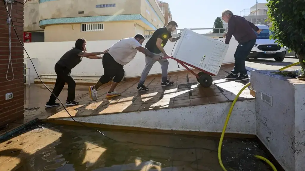Vecinos retirando pertenencias dañadas por las inundaciones de la dana Adam