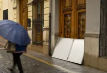 Las tormentas dejan casi 60.000 rayos y más de 250 litros por metro cuadrado en la Comunitat Valenciana Persona protegida con un paraguas bajo la lluvia