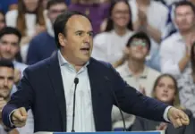 Pérez Llorca acusa a Sánchez de vivir ajeno a los problemas y sitúa en Feijóo la esperanza de los valencianos Juan Francisco Pérez Llorca interviene en la clausura de un mitin del PP en el Palau de las Arts de Valencia