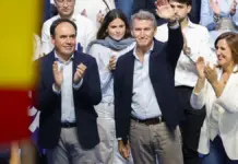 Feijóo reclama en València un cambio el 29 de noviembre y acusa a Sánchez de impostor Alberto Núñez Feijóo con Juanfran Pérez Llorca y María José Catalá en el Palau de las Arts de Valencia